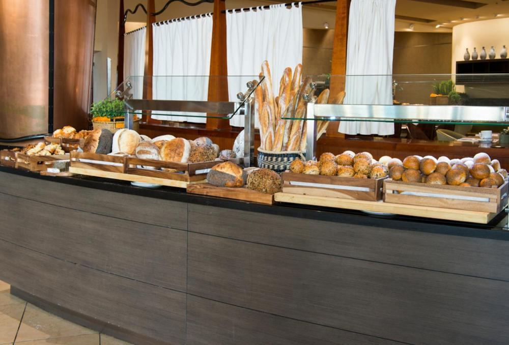 Dan Eilat Hotel Екстер'єр фото Bread at a buffet