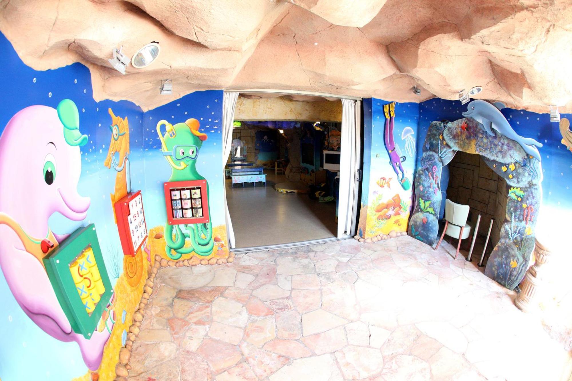 Dan Eilat Hotel Екстер'єр фото The entrance to the children's library